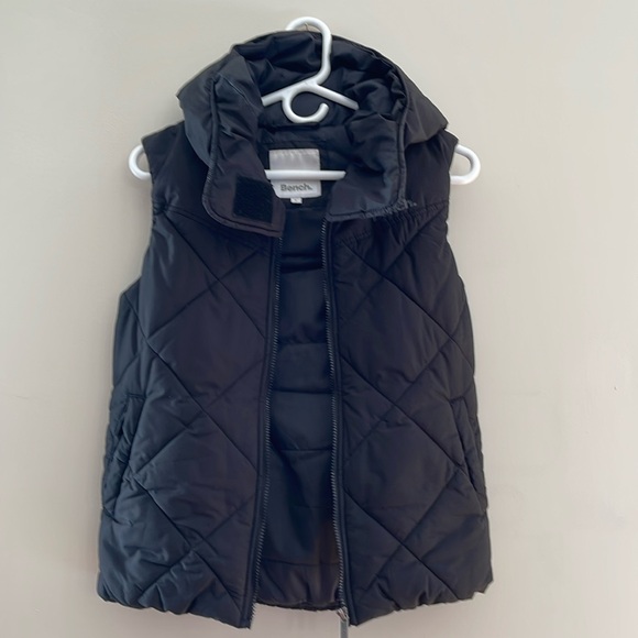 Bench Women’s Hooded Puffer Vest in Black.     Size Small - Picture 3 of 6